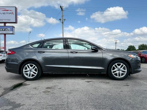 Used 2016 Ford Fusion SE FWD image 2