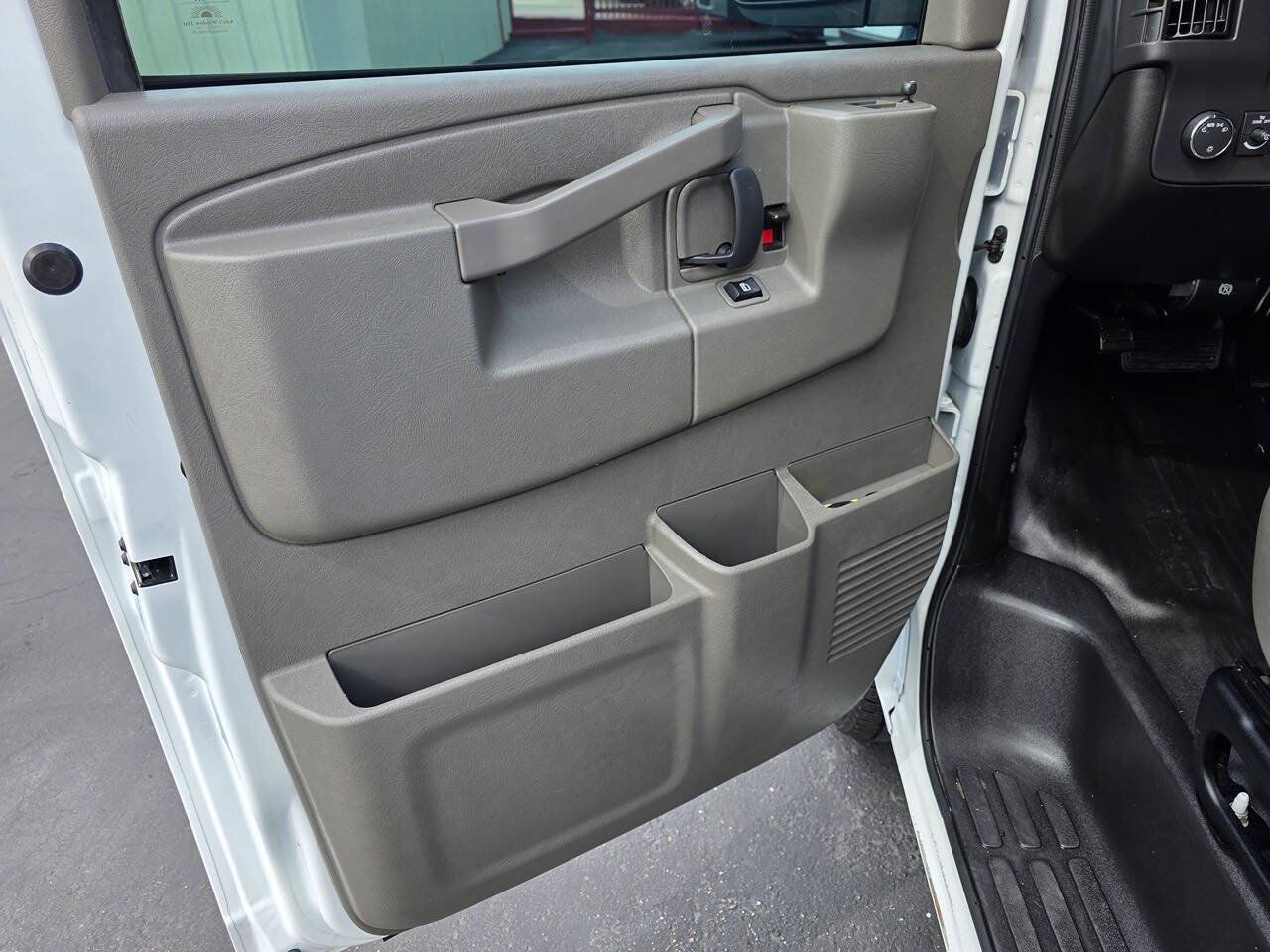 Used 2024 Chevrolet Express 3500 LS RWD image 22
