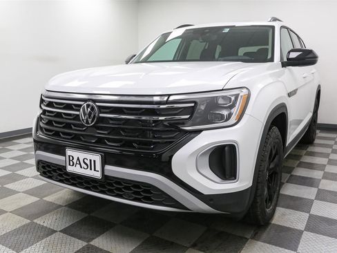 New 2026 Volkswagen Atlas Peak Edition image 4