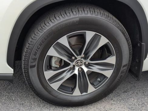 Used 2020 Toyota Highlander XLE AWD/4WD image 9