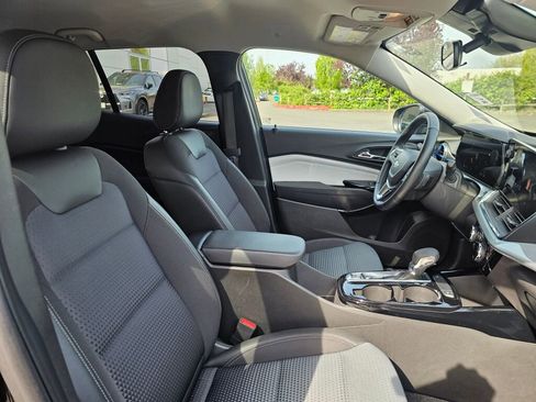 Used 2025 Chevrolet Trax LT w/ LT Convenience Package FWD image 12
