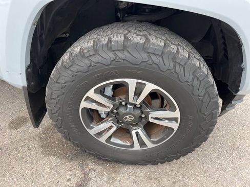 Used 2019 Toyota Tacoma TRD Sport w/ Technology Package image 25