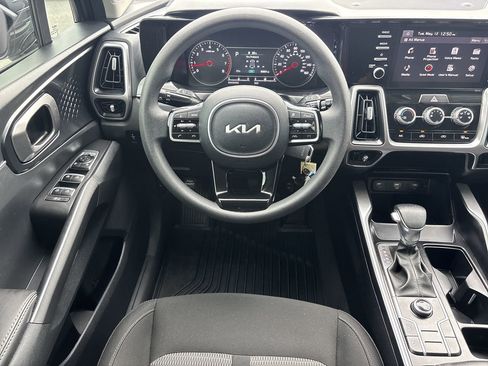 Used 2023 Kia Sorento LX FWD image 13