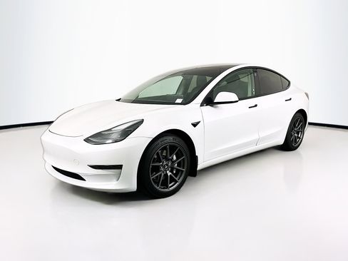 Used 2021 Tesla Model 3 Standard Range Plus image 3
