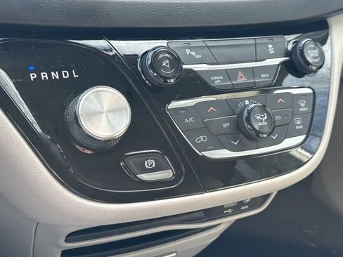 Used 2017 Chrysler Pacifica Touring-L w/ Tire & Wheel Group image 24