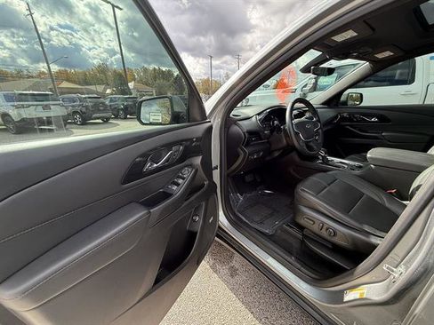 Certified 2023 Chevrolet Traverse RS image 11