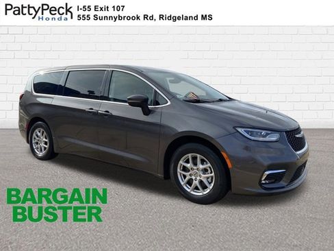 Used 2023 Chrysler Pacifica Touring-L image 1