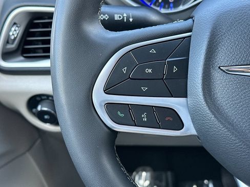 Used 2024 Chrysler Pacifica Touring-L FWD image 28