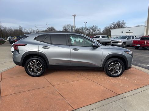 Used 2024 Chevrolet Trax LT w/ Driver Confidence Package image 18
