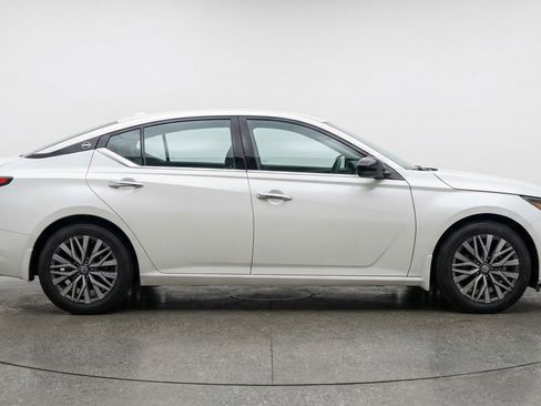 Used 2025 Nissan Altima 2.5 SV FWD image 11