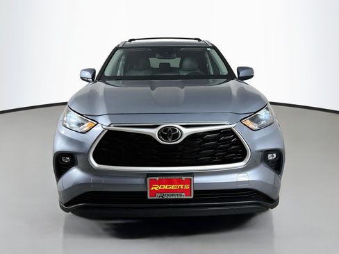 Used 2023 Toyota Highlander XLE AWD/4WD image 2