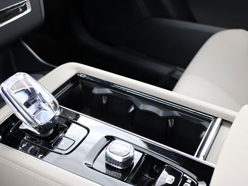 New 2026 Volvo XC90 B6 Plus w/ Protection Package Premier image 24