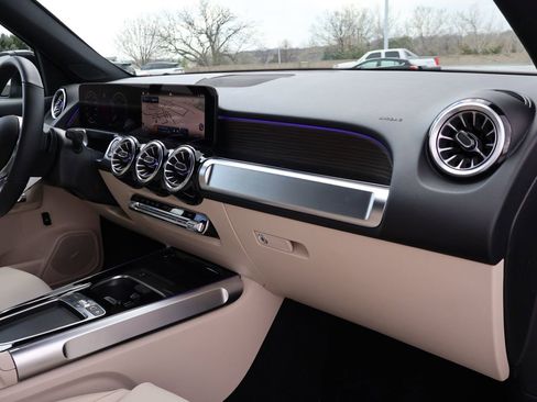 Used 2025 Mercedes-Benz GLB 250 4MATIC image 11