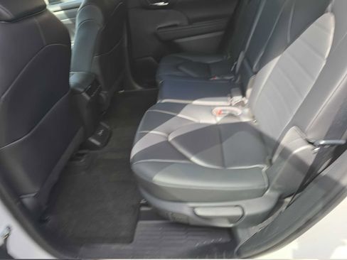 Used 2023 Toyota Highlander XLE image 14