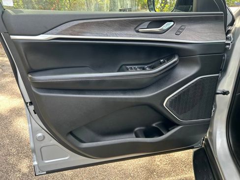 New 2025 Jeep Grand Cherokee Limited w/ Luxury Tech Group II image 11