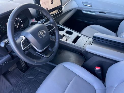 Used 2025 Toyota Sienna XLE FWD image 12