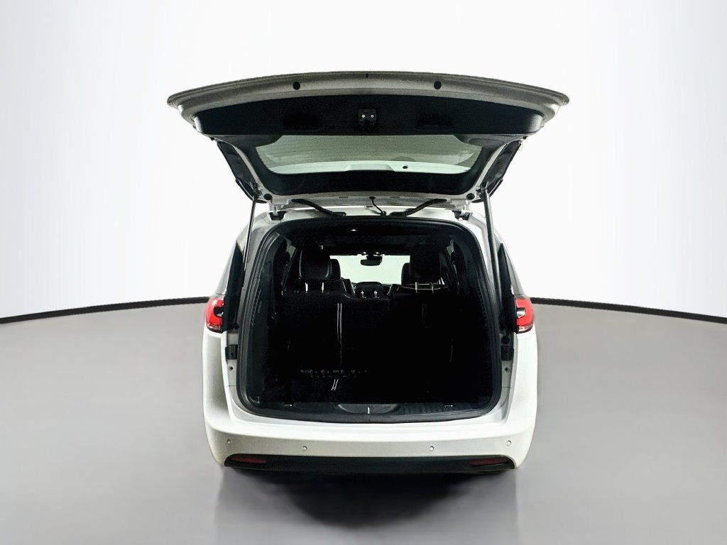 Used 2025 Chrysler Pacifica Limited FWD image 40