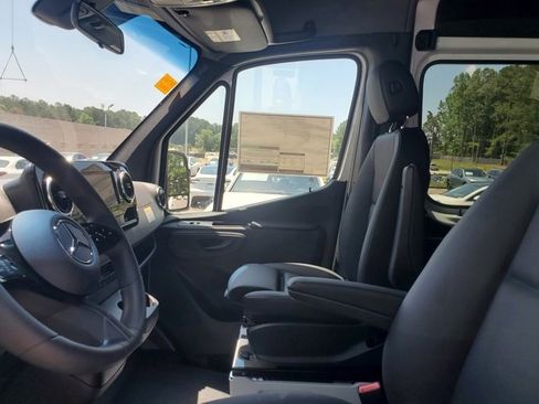 Used 2025 Mercedes-Benz Sprinter 2500 image 18