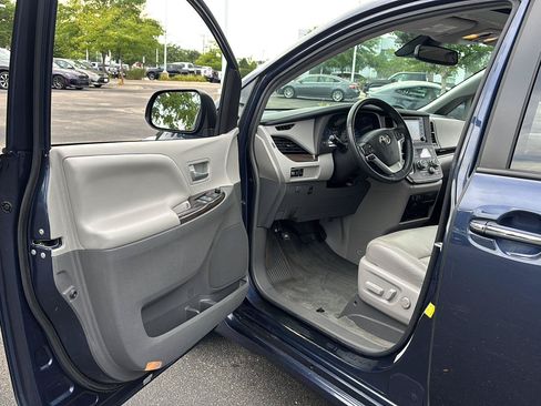 Used 2018 Toyota Sienna XLE Premium w/ Carpet Mat Package AWD/4WD image 2