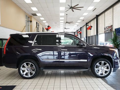 Used 2018 Cadillac Escalade Luxury AWD/4WD image 22