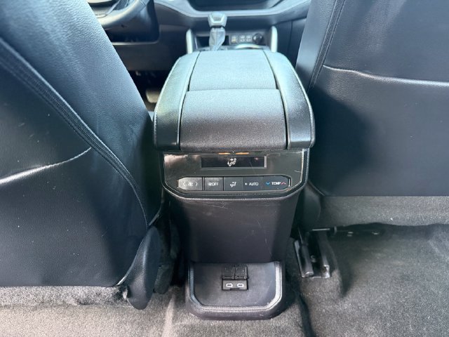 Used 2023 Toyota Highlander XLE AWD/4WD image 25