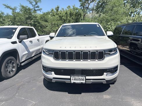 Used 2022 Jeep Wagoneer Series III w/ Flexible Seating Group AWD/4WD image 2