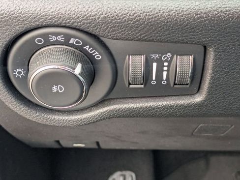 Used 2020 Chrysler Pacifica Touring-L FWD image 16