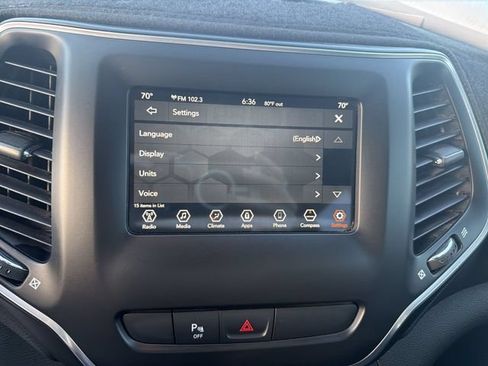 Used 2019 Jeep Cherokee Latitude Plus w/ Comfort/Convenience Group FWD image 20