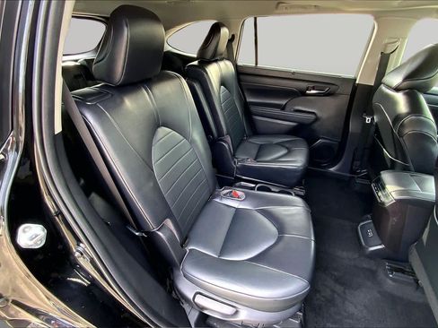 Used 2022 Toyota Highlander XLE AWD/4WD image 17