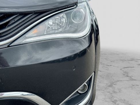 Used 2018 Chrysler Pacifica Limited w/ Advanced Safetytec Group FWD image 13