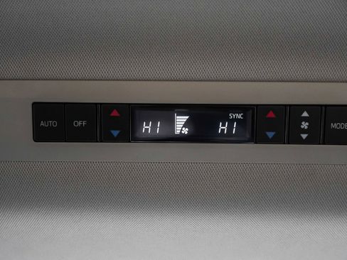 Used 2025 Toyota Sienna XLE image 29