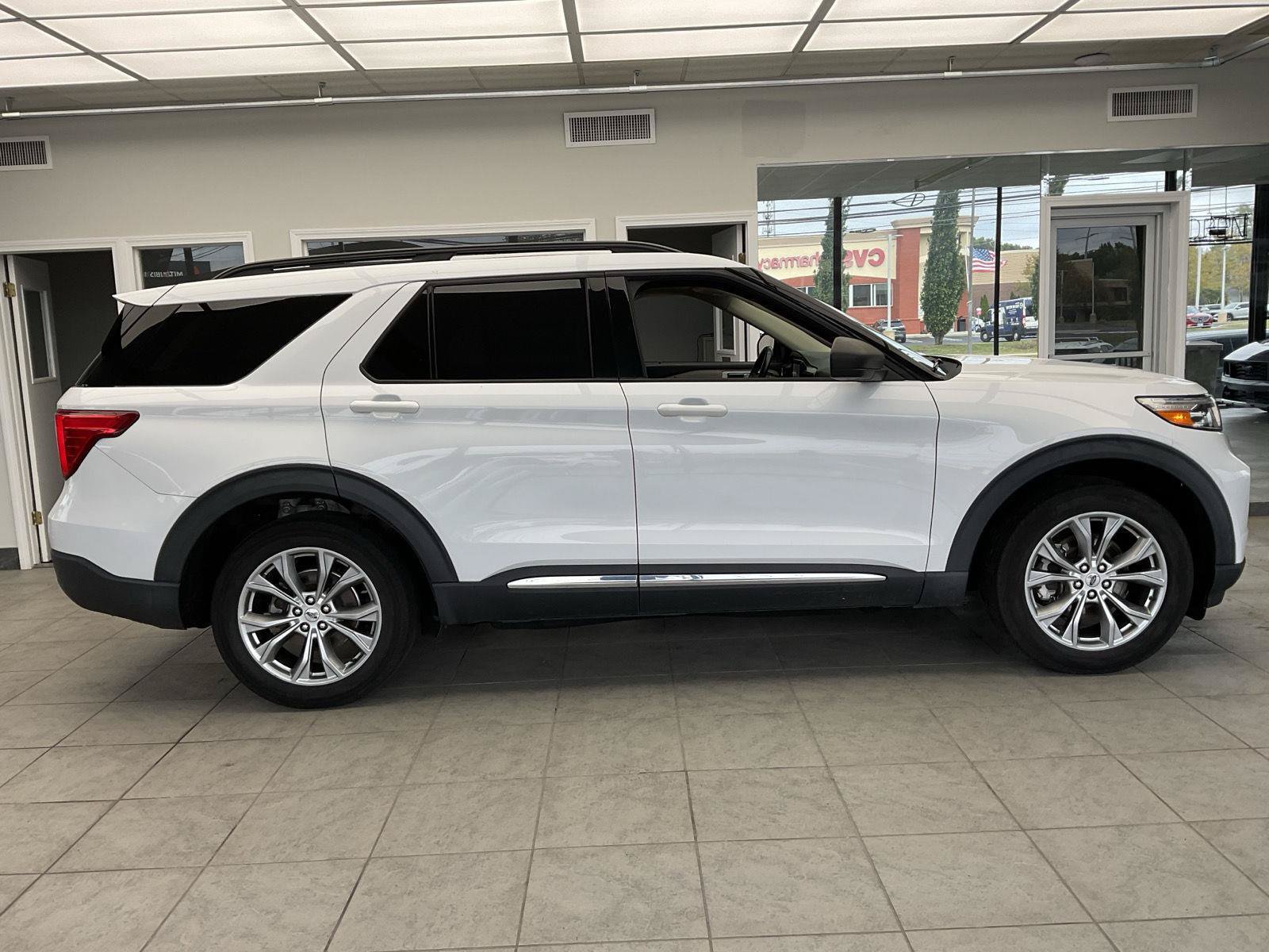 Used 2020 Ford Explorer XLT w/ Equipment Group 202A AWD/4WD image 4