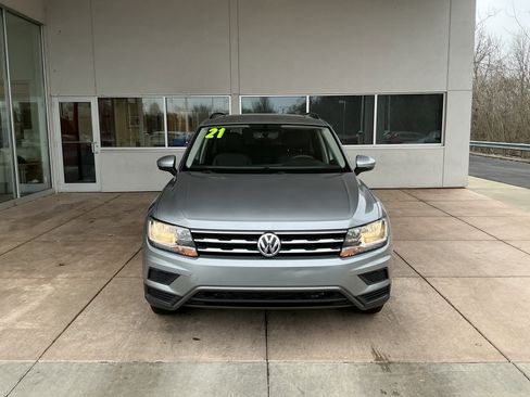 Used 2021 Volkswagen Tiguan SE w/ Panoramic Sunroof Package image 2