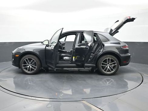 Certified 2025 Porsche Macan AWD/4WD image 29