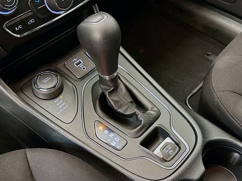 Used 2020 Jeep Cherokee Latitude w/ Cold Weather Group image 24