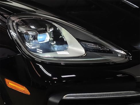 Used 2021 Porsche Cayenne image 12