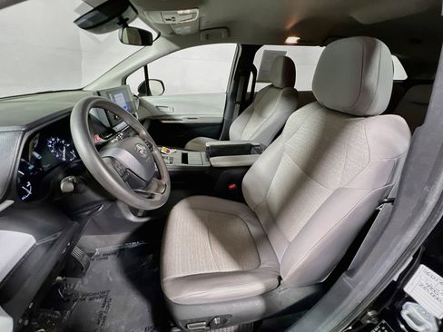 Certified 2025 Toyota Sienna LE FWD image 18