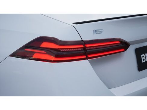 New 2027 BMW i5 eDrive40 RWD image 8