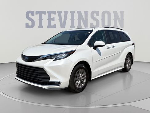Used 2022 Toyota Sienna XLE FWD image 1