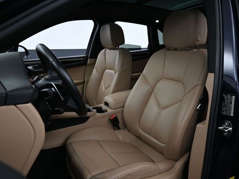 Certified 2023 Porsche Macan Turbo image 5