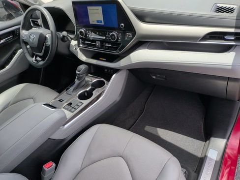 Used 2024 Toyota Highlander Limited FWD image 19