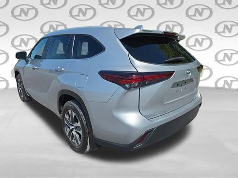 Used 2024 Toyota Highlander XLE AWD/4WD image 10