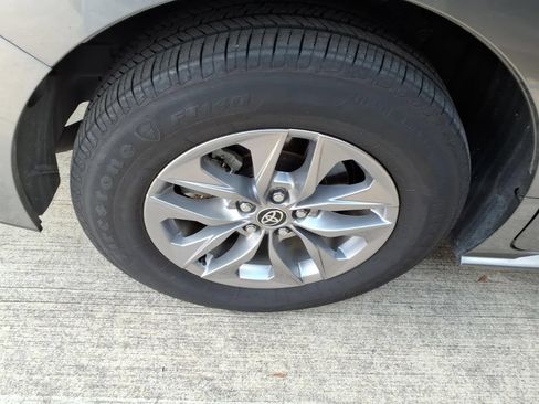 Used 2026 Toyota Sienna XLE FWD image 10