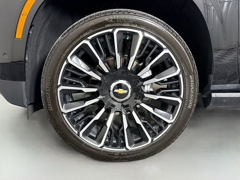 Used 2025 Chevrolet Suburban High Country AWD/4WD image 33