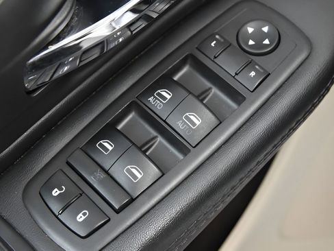 Used 2019 Dodge Grand Caravan SE w/ UConnect Hands-Free Group image 17