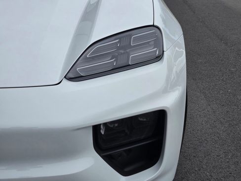New 2026 Porsche Macan 4 Electric AWD/4WD image 12