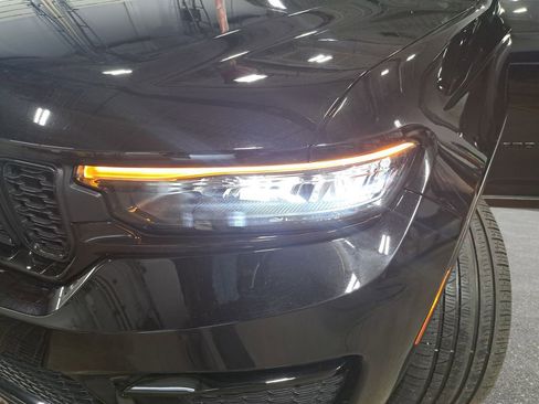 Certified 2023 Jeep Grand Cherokee Limited w/ Black Appearance Package image 32