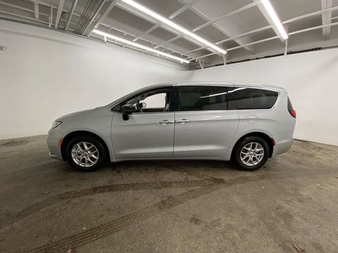 Used 2024 Chrysler Pacifica Touring-L FWD image 3