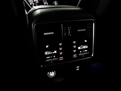 Used 2020 Porsche Cayenne S image 35