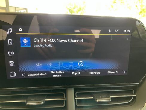 Used 2025 Chevrolet Trax LT w/ LT Convenience Package image 17